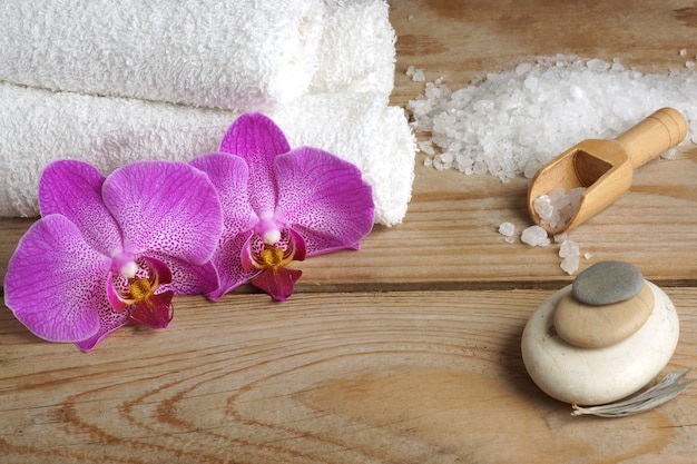 Spa-Set mit weißem Salz zum Baden und rosa Orhids