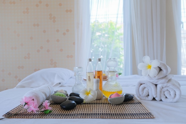 Spa-Set und Aroma-Massageöl auf Bettmassage