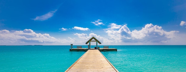 Spa sobre el agua en la laguna azul tropical de Maldivas Viajes exóticos playa idílica villa de muelle largo