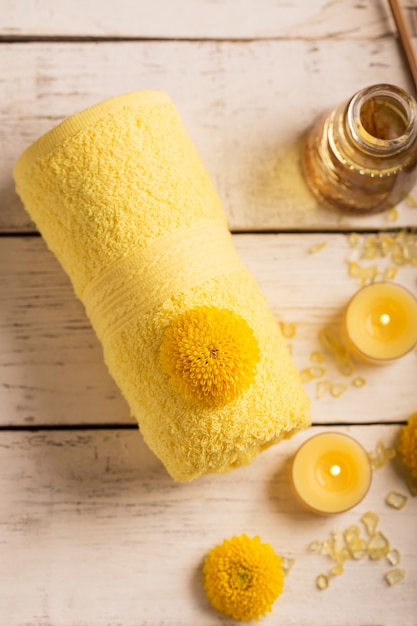 SPA Stillleben mit Handtuch, Kerzen und Blumen