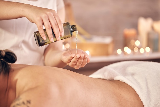 Spa-Therapie, Massageöl und Mann mit Luxuspflege, Wellness und Muskelentspannung mit den Händen, Stressabbau und Frieden, Zen-Gastfreundschaft, Person und Kunde mit Behandlung, Schönheitssalon und Ruhe im Urlaub
