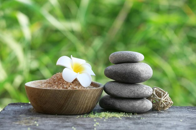 Spa todavía la vida en la mesa de madera en el río