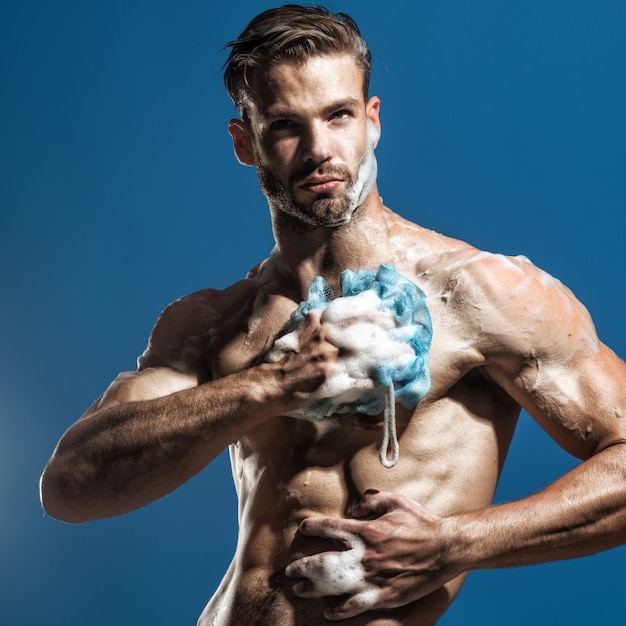 Spa und Schönheit entspannen und Hygiene Gesundheitswesen gut aussehender Mann mit Schwamm in der Dusche sportlich waschen