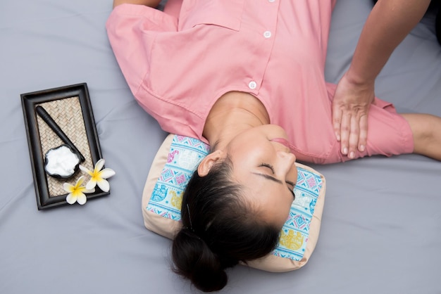 Spa und Thai-Massage, schöne Frauen entspannend und gesund von Aromatherapie