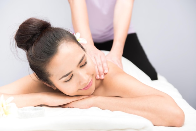Spa und Thai-Massage, schöne Frauen entspannend und gesund von Aromatherapie