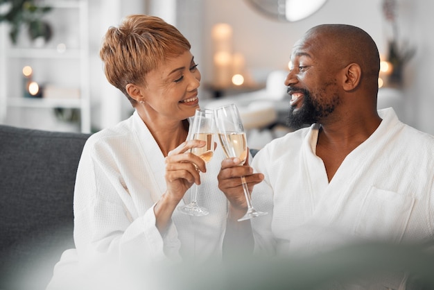 Spa Weinglas und Paar Toast für Liebesfeier Selbstliebe und Fürsorge gemeinsam für Jubiläumsurlaub in der Luxushotellerie Schwarze Menschen mit Champagnergetränk feiern Reichtum im Hotel