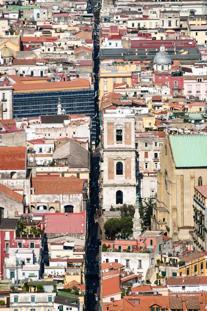 Spaccanapoli, Nápoles Italia. Vista de la calle Spaccanapoli dividiendo el centro de la ciudad.