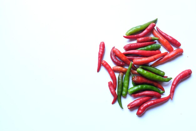 Foto space-grün und rotes chili für das kochen auf weißem hintergrund kopieren