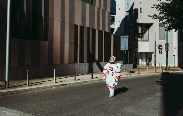 Spaceman em uma estação futurista. astronauta com traje espacial caminhando em área urbana