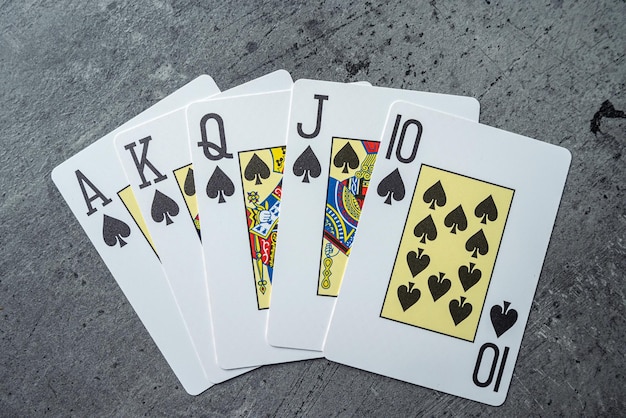 Spades Royal Straight Flush im Pokerspiel mit Karten mit 10 J Q K A