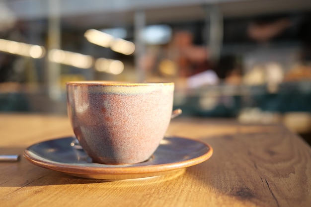 Später Kaffee am Café-Tisch im Café-Hintergrund