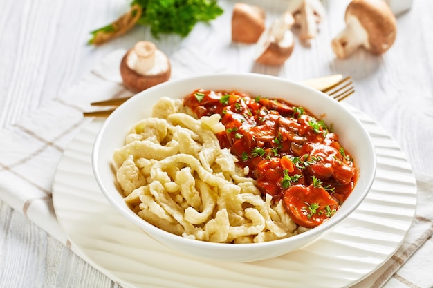 Spätzle mit Pilzsauce in einer weißen Schüssel