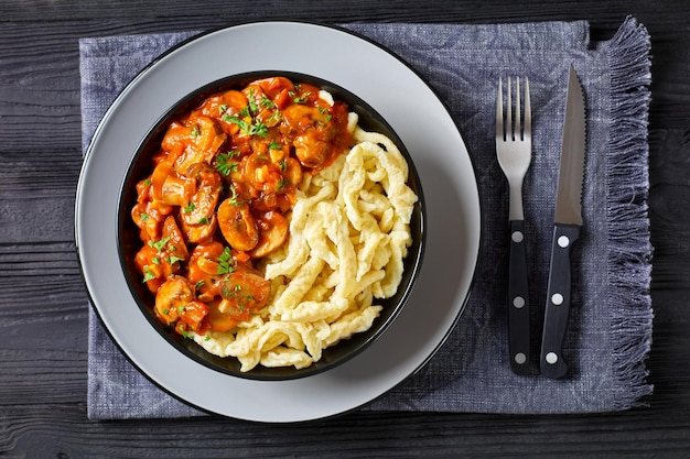 Spaetzle con salsa de champiñones en un tazón negro