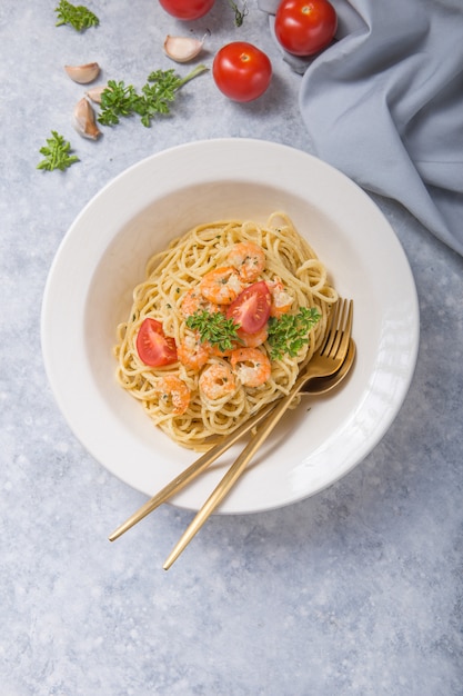 Spagetti marinara con camarones. Plato de pasta en la mesa de hormigón gris