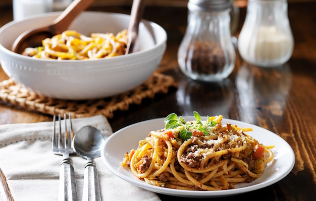 Spaghetti-Abendessen mit Rindfleisch, Parmesan und Oregano