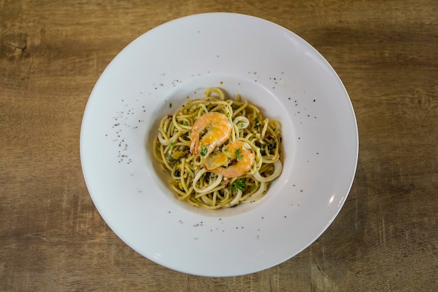 Spaghetti aglio e olio com camarão de alho e azeite de oliva