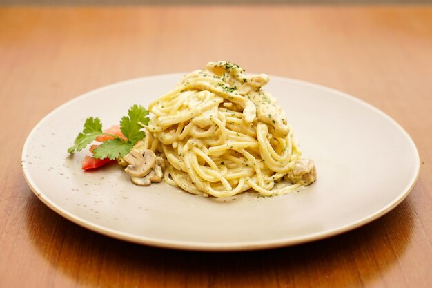 Spaghetti Aglio Olio auf Platte