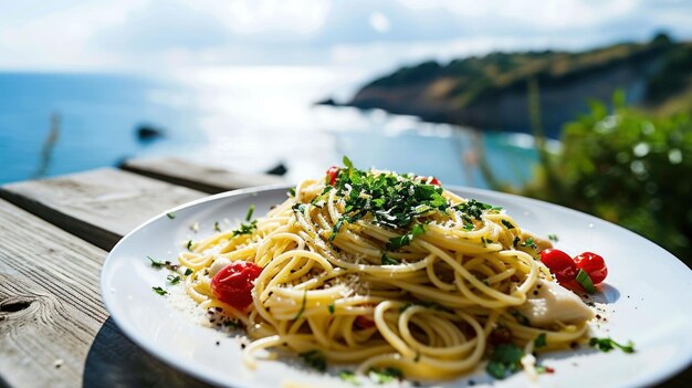 Foto spaghetti aglio olio em frente a uma praia mediterrânea