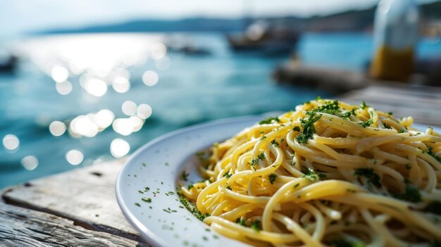 Foto spaghetti aglio olio em frente a uma praia mediterrânea