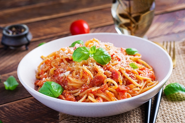 Foto spaghetti alla amatriciana com guanciale, tomate e queijo pecorino. comida italiana saudável.