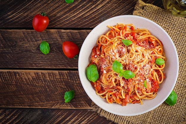 Spaghetti alla Amatriciana mit Guanciale, Tomaten und Pecorino-Käse. Italienisches gesundes Essen. Ansicht von oben, flach