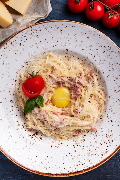 Spaghetti alla Carbonara mit Speck, Ei, Parmesankäse und Sahnesauce Draufsicht Nahaufnahme