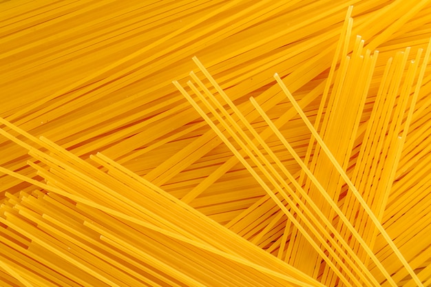 Spaghetti als Hintergrund. Gelbe Paste, ein Bündel, abstracti