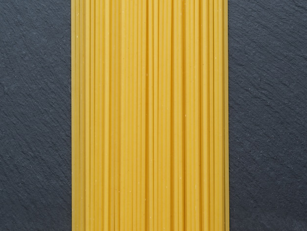 Spaghetti auf einem Schieferhintergrund.