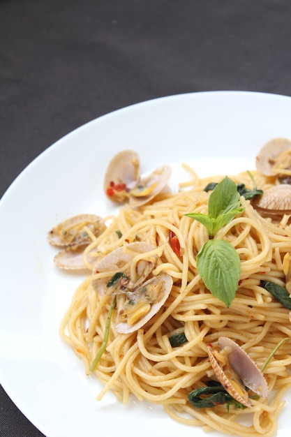 Spaghetti-Baby-Muschel mit scharfer Chilisauce