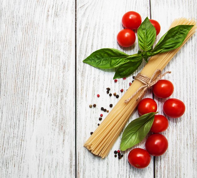 Spaghetti, Basilikum und Tomaten