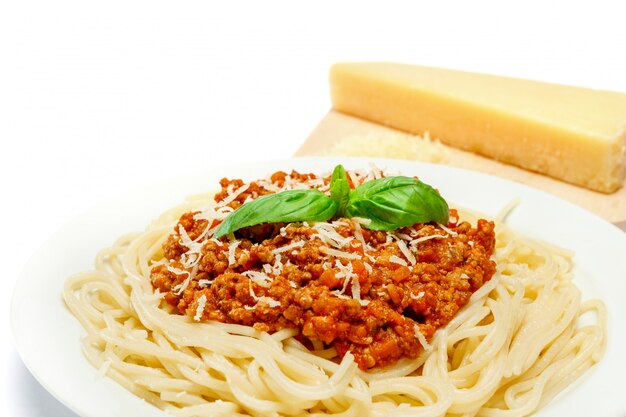 Spaghetti Bolognese auf einem weißen Teller