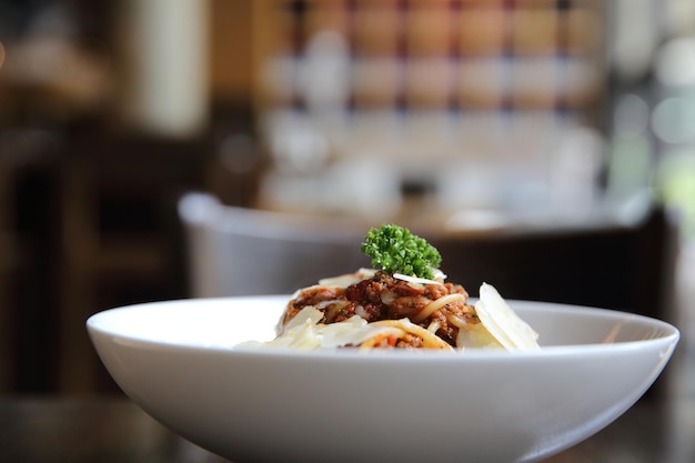 Spaghetti Bolognese Fleischsauce auf Holz