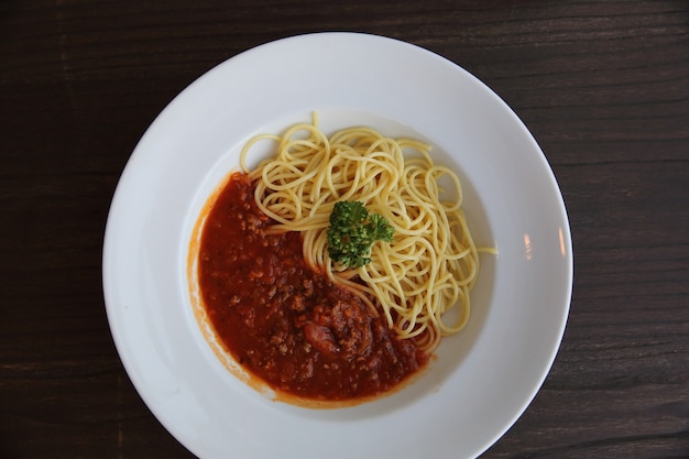 Spaghetti Bolognese im Holzhintergrund