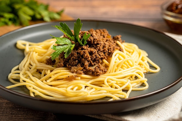 Spaghetti Bolognese in der grauen Platte auf dem grauen HintergrundSpaghetti Bolognese