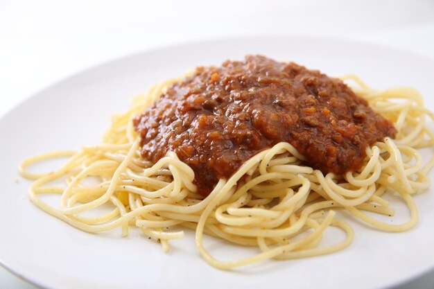 Spaghetti Bolognese in weißem Hintergrund isoliert