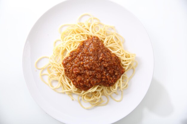 Spaghetti Bolognese in weißem Hintergrund isoliert