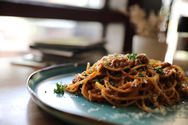 Spaghetti Bolognese mit Hackfleisch und Tomatensauce, garniert mit Parmesankäse und Basilikum, italienisches Essen