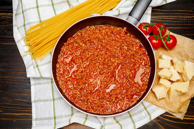 Spaghetti Bolognese Sauce auf einer Pfanne