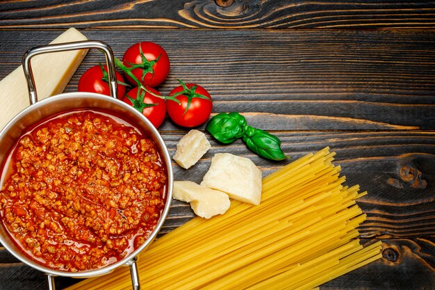 Spaghetti Bolognese Sauce auf einer Pfanne