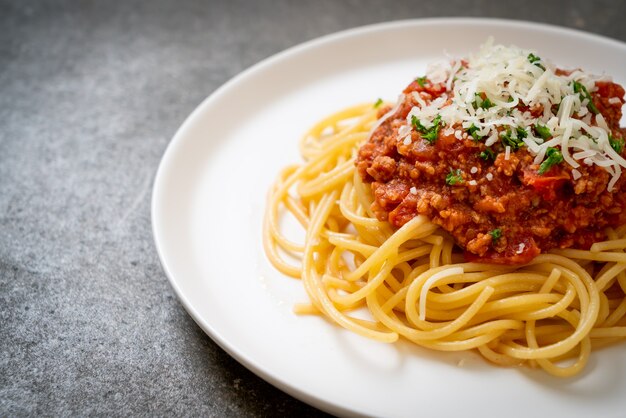 Spaghetti Bolognese Schweinefleisch oder Spaghetti mit gehackter Schweinefleisch-Tomatensauce - italienische Küche