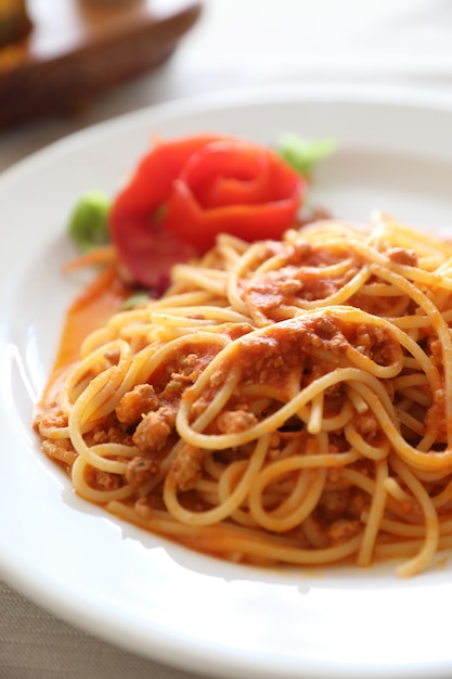 Spaghetti Bolognese, Spaghetti mit Tomatensauce mit Käse, italienisches Essen