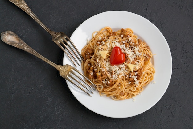 Spaghetti a la boloñesa. Un plato tradicional de la cocina italiana.