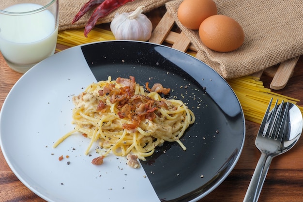 Spaghetti Carbonara, Carbonara Pasta, Hartparmesan und Sahnesauce. Traditionelle italienische Küche.