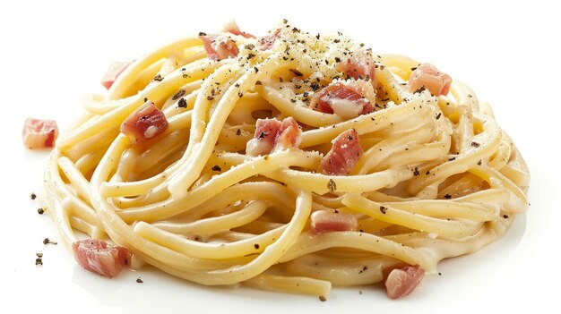 Spaghetti Carbonara em fundo branco isolado