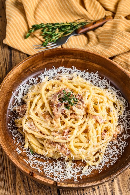 Spaghetti Carbonara macarrão com pancetta, ovo, queijo parmesão duro e molho de creme