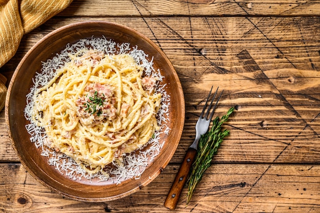 Spaghetti Carbonara macarrão com pancetta, ovo, queijo parmesão duro e molho de natas.