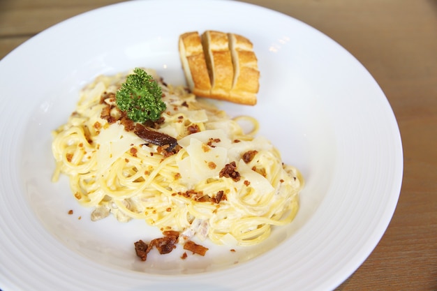 Spaghetti Carbonara mit Speck und Käse