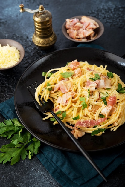 Spaghetti Carbonara mit Speck und Parmesan auf einem Teller