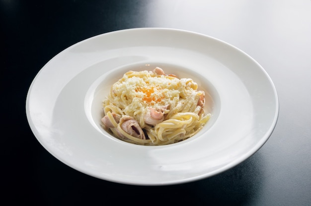 Spaghetti Carbonara mit Spiegelei und zarten Speckscheiben