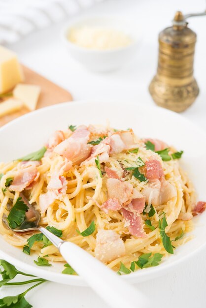 Spaghetti Carbonara mit traditionellem italienischem Speckgericht